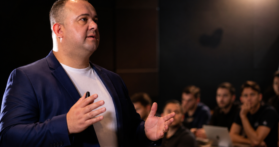 Professor ministrando aula de ciências mortuárias