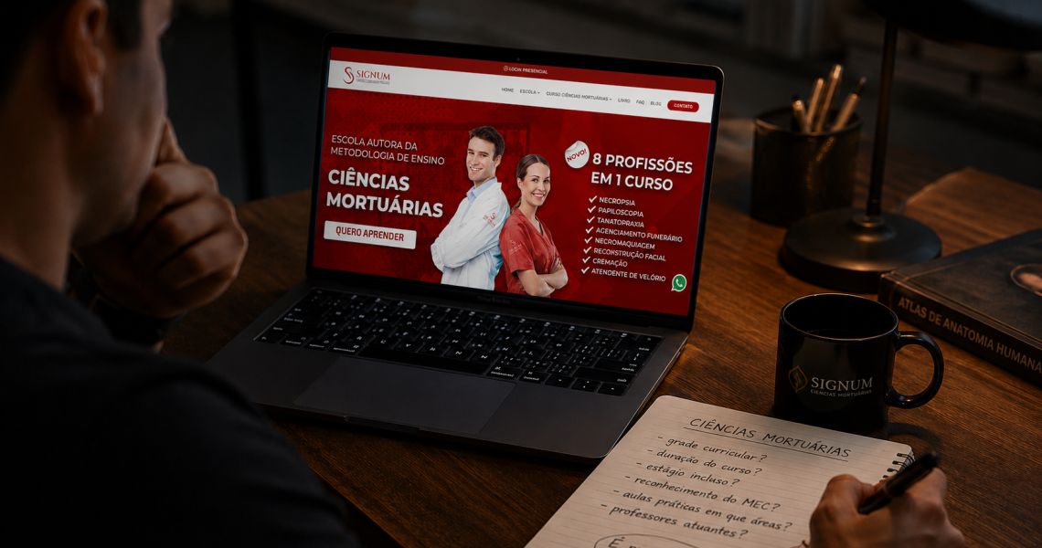 Pessoa pesquisando informações sobre curso profissionalizante